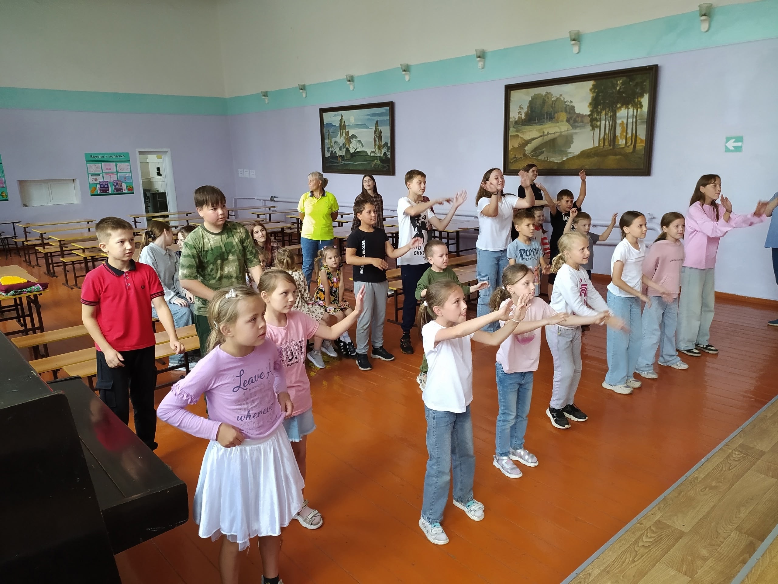 Танцуют все! Вот и завершился очередной яркий день в нашем школьном лагере!.